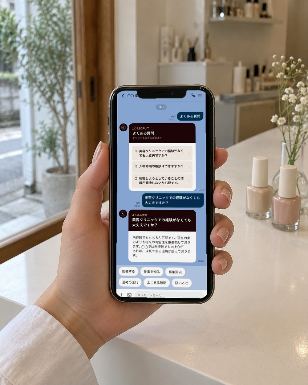 ネイルサロンのカウンターで、作り直した公式LINEの画面を表示したスマホ